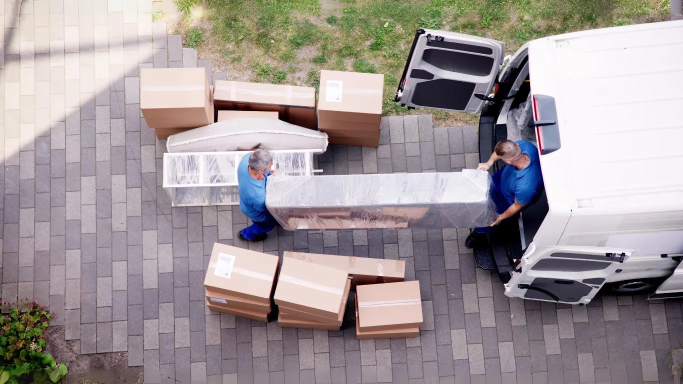 Entrümpelung Mitarbeiter beim Verladen von Möbeln